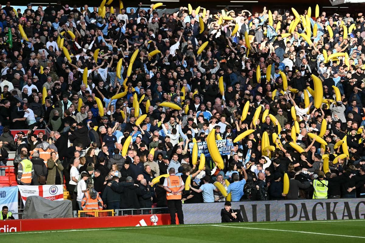 Balon Pisang Raksasa di Liverpool vs ManCity, Antara Humor dan Satir
