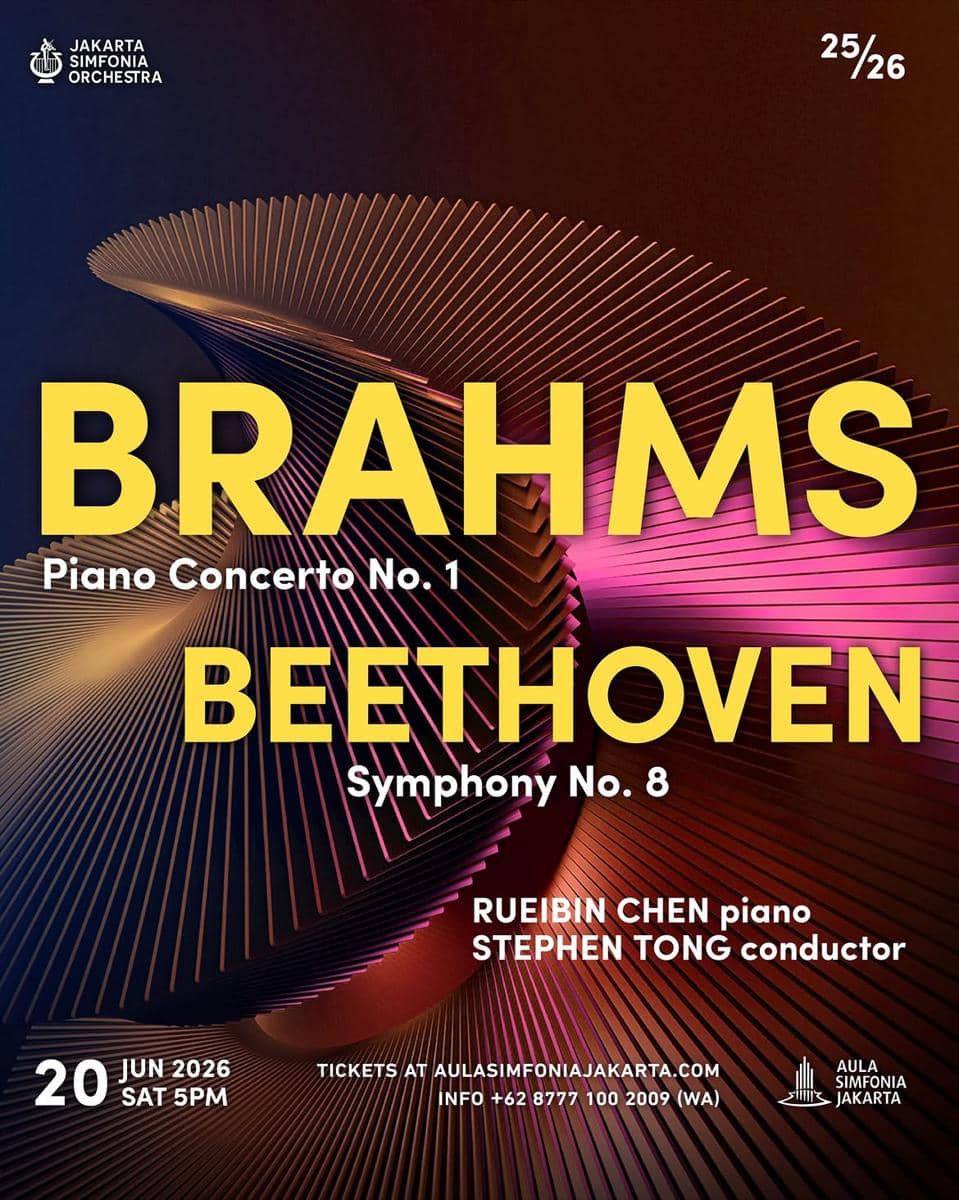 Para musisi Jakarta Simfonia Orchestra tampil dalam konser Brahms Symphony No. 1 di atas panggung dengan instrumen klasik.