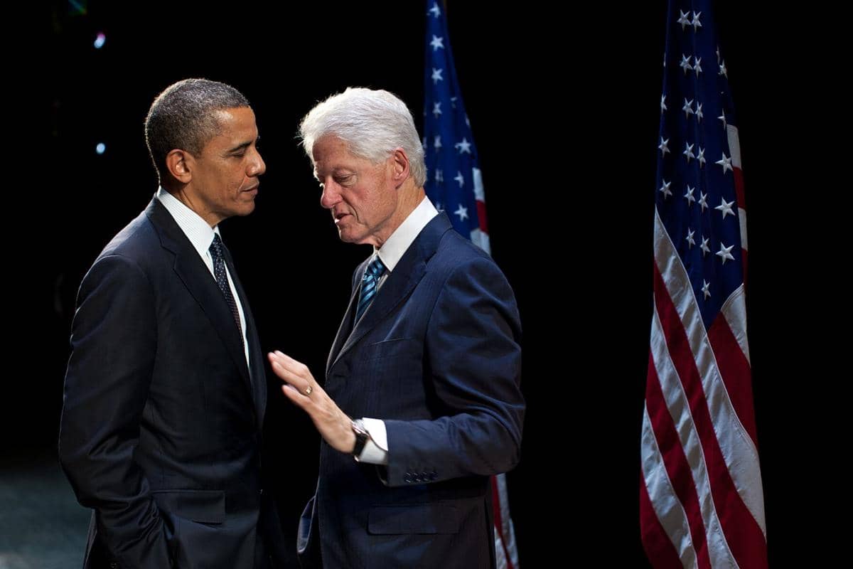 Presiden Barack Obama berbincang dengan mantan Presiden Bill Clinton