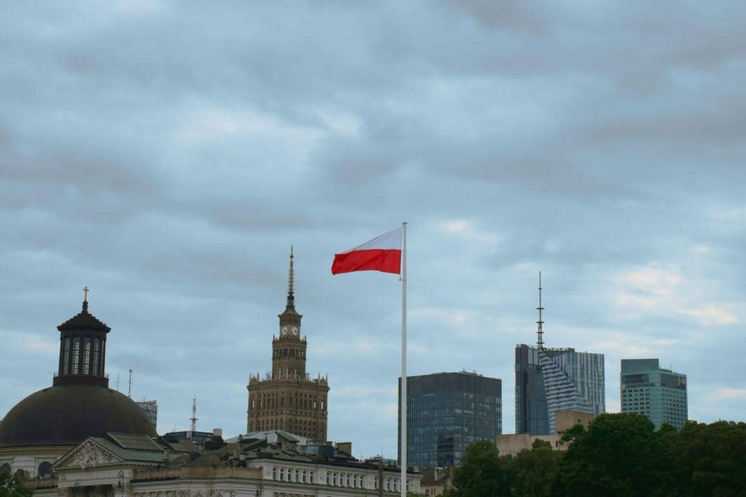 Bendera Polandia sedang berkibar.