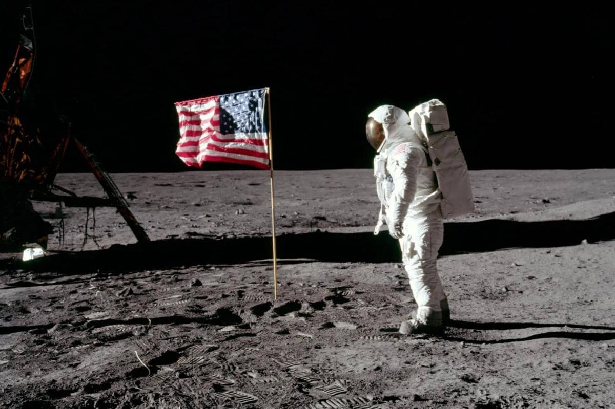 Astronaut Buzz Aldrin berdiri di Bulan menghadap bendera AS selama misi Apollo 11 pada bulan Juli 1969
