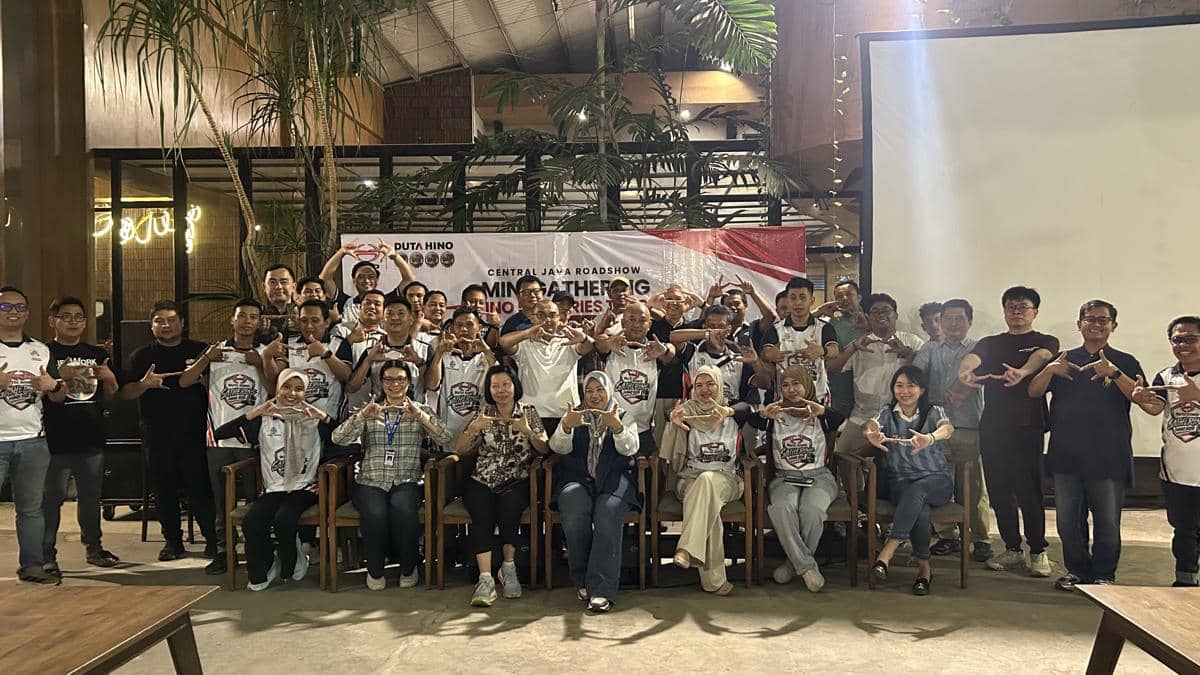 Sejumlah pelanggan dan mitra bisnis Duta Hino menghadiri acara roadshow Duta Hino dalam suasana pertemuan resmi.