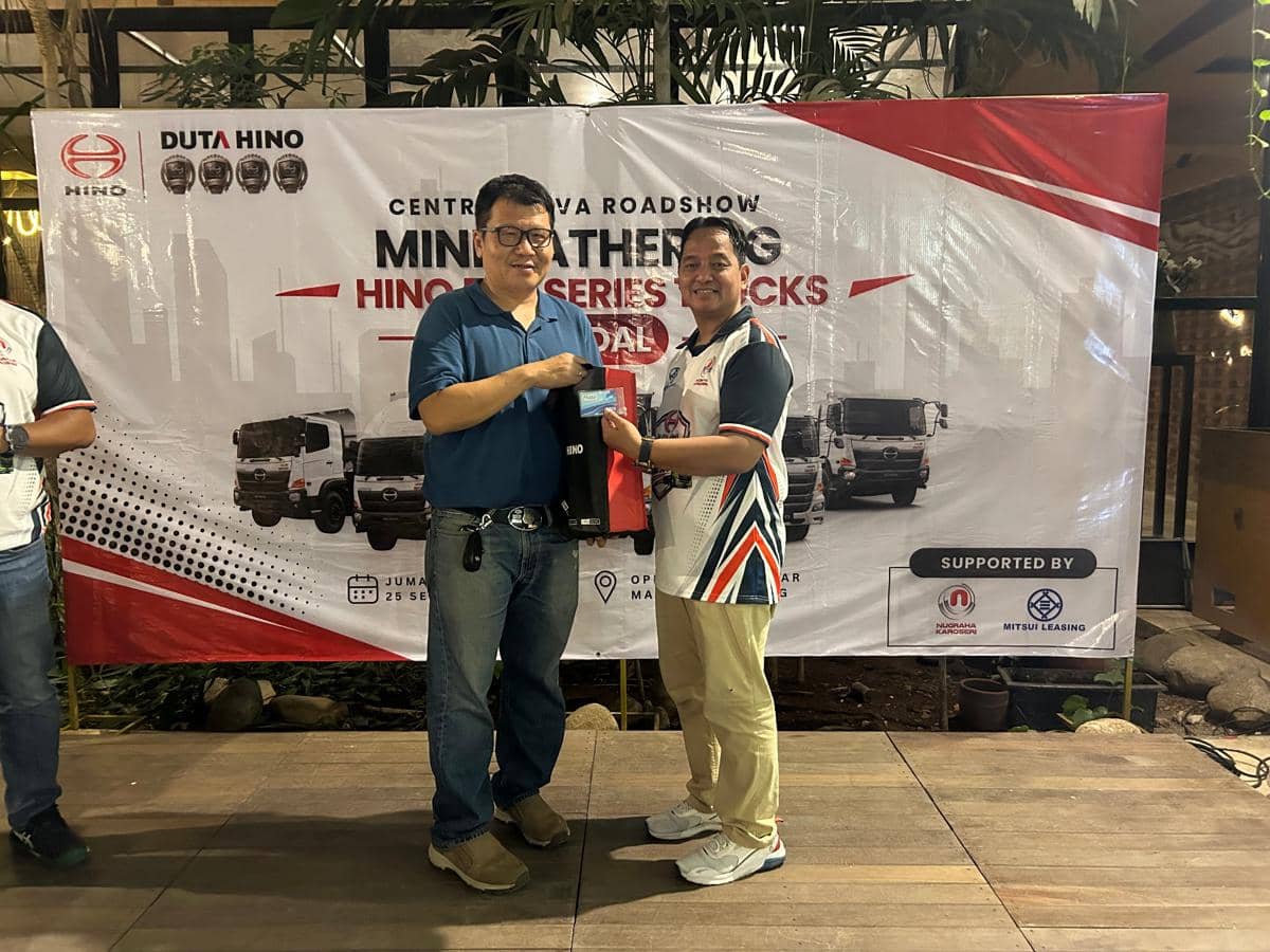 Para mitra bisnis Duta Hino menghadiri acara roadshow yang digelar perusahaan dalam suasana kebersamaan.