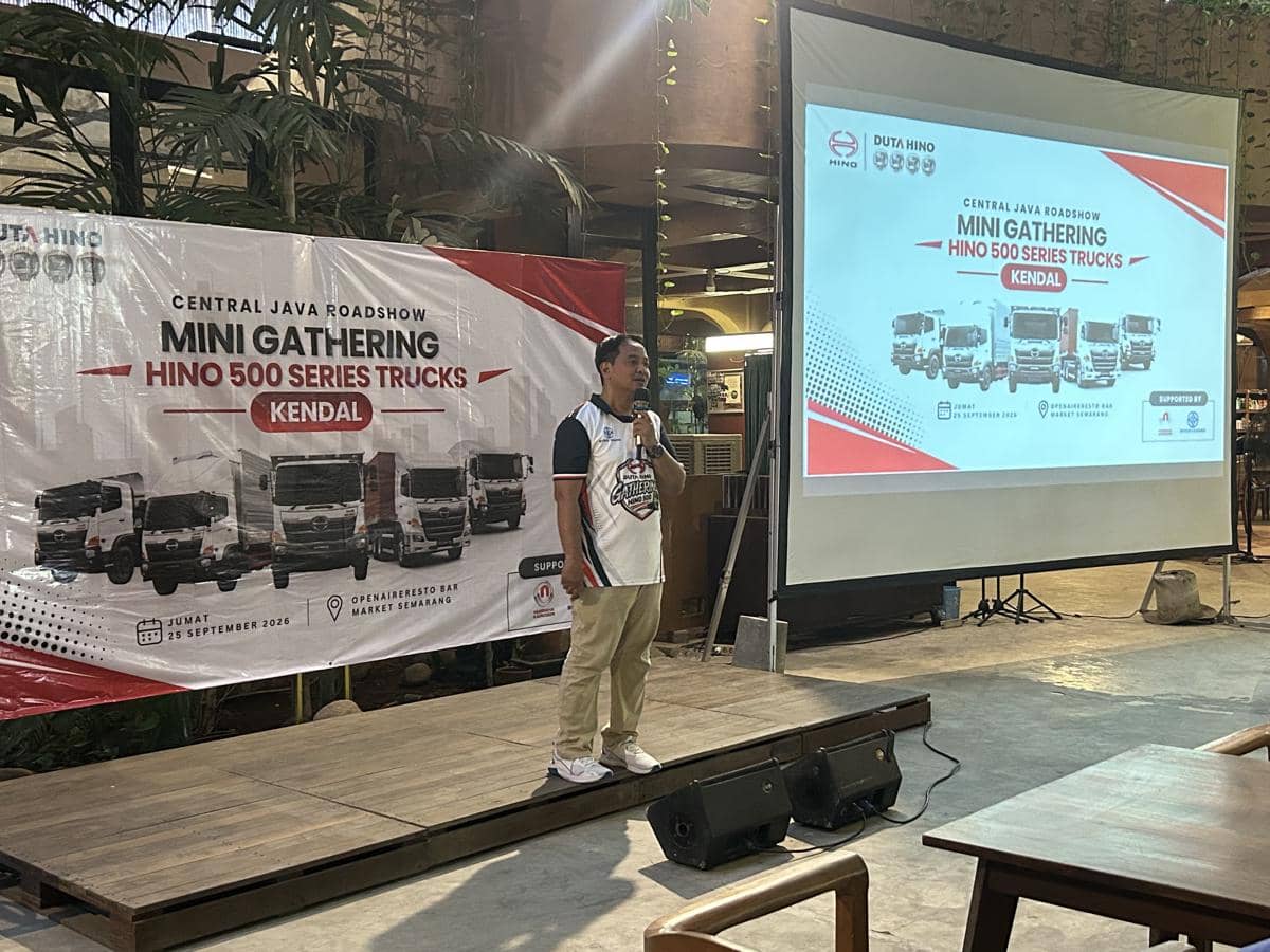 Sejumlah pelanggan dan mitra bisnis memberikan apresiasi dalam rangkaian acara roadshow Duta Hino.