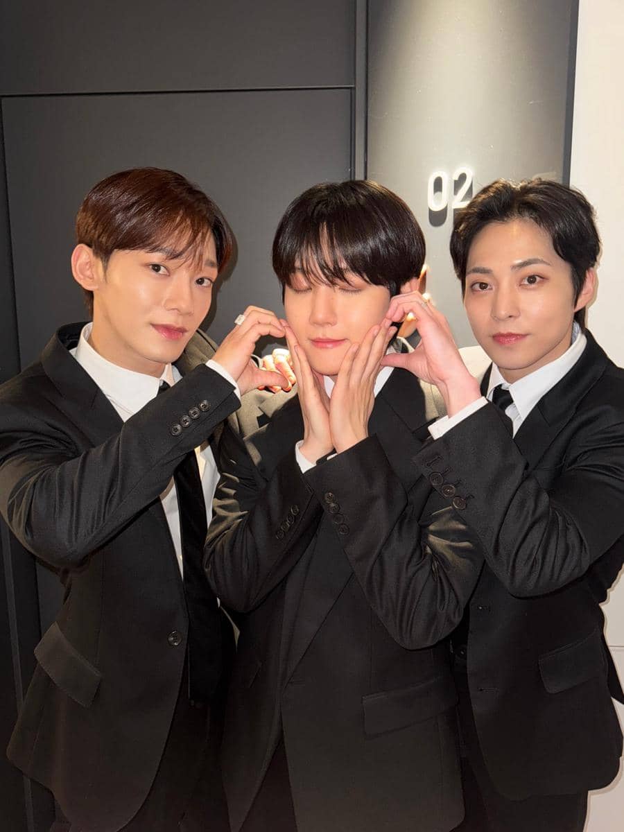 Potret grup EXO-CBX yang dibagikan melalui akun X resmi INB100, memperlihatkan para anggota berpose bersama.