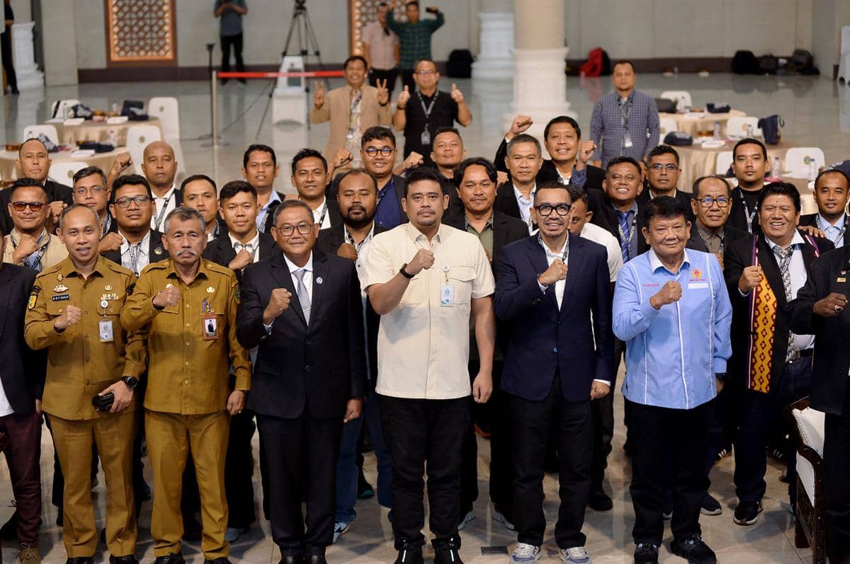 Arya Sinulingga dan Gubernur Sumut Bobby Nasution berpose bersama usai Arya terpilih sebagai Ketua Umum PSSI Sumut.