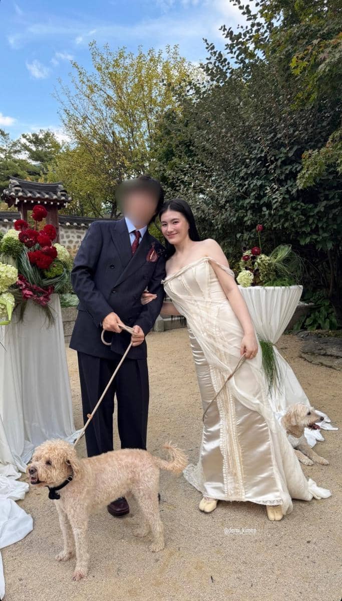Kim Yong Ji dalam momen pernikahan mengenakan busana pengantin putih dengan suasana hangat dan elegan.