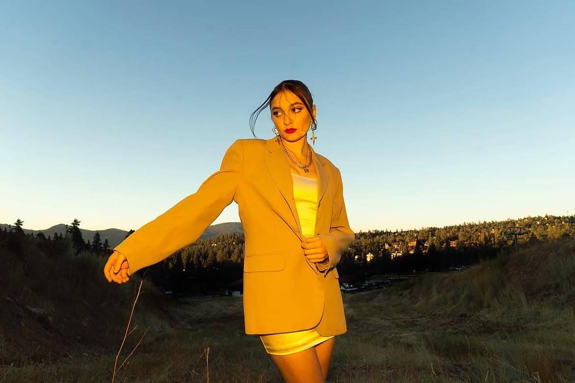Lirik Lagu Sit Still, Look Pretty - Daya, Beserta Maknanya!