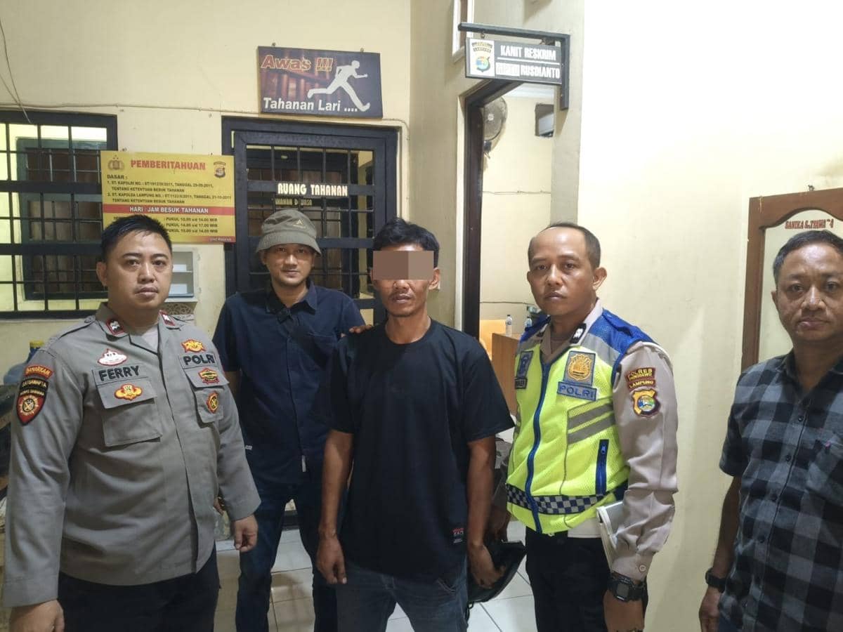Polisi mengamankan Nablan Subari (41), sopir truk Fuso bermuatan pasir sebanyak kecelakaan beruntun hingga tewaskan dua pelajar di Pringsewu