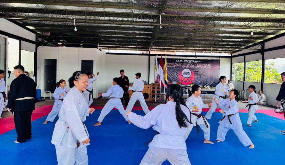 Jajaran Dewan Guru Inkado Jateng hadir dalam kegiatan pembinaan untuk menjaga kualitas dan mengembangkan kemampuan karateka.