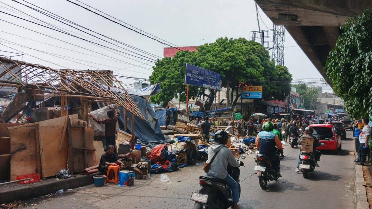 PKL Kiaracondong Bongkar Lapak Mandiri, Berharap Ada Tempat Baru