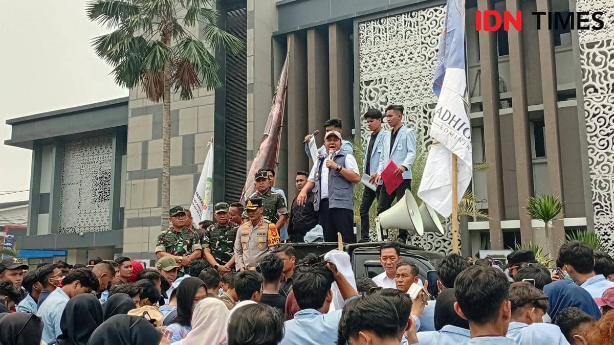 Demonstrasi Aliansi Mahasiswa UIN Raden Fatah menyikapi kondisi kabut asap di kota Palembang, Senin (5/10/2026)