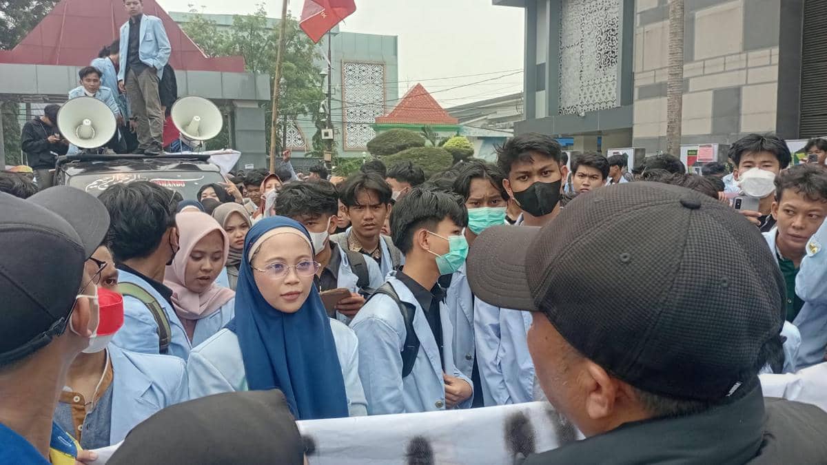 Demonstrasi Aliansi Mahasiswa UIN Raden Fatah menyikapi kondisi kabut asap di kota Palembang dengan permintaan agar Gubernur Sumsel Herman D