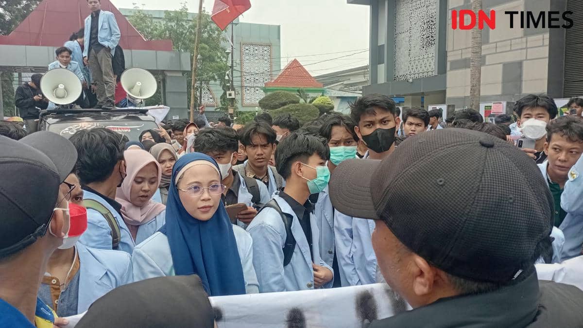 Demonstrasi Aliansi Mahasiswa UIN Raden Fatah menyikapi kondisi kabut asap di kota Palembang dengan permintaan agar Gubernur Sumsel Herman D