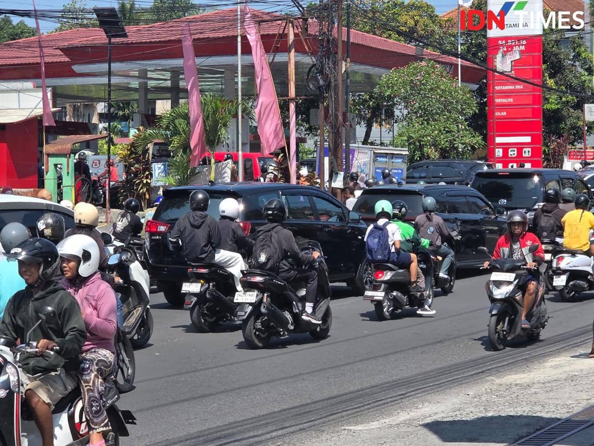 Pasokan BBM Tersendat, Warga Tabanan Antre di SPBU hingga 2,5 Jam