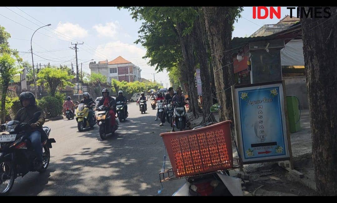 Warga yang antre BBM di warung eceran terpaksa putar balik karena stoknya habis