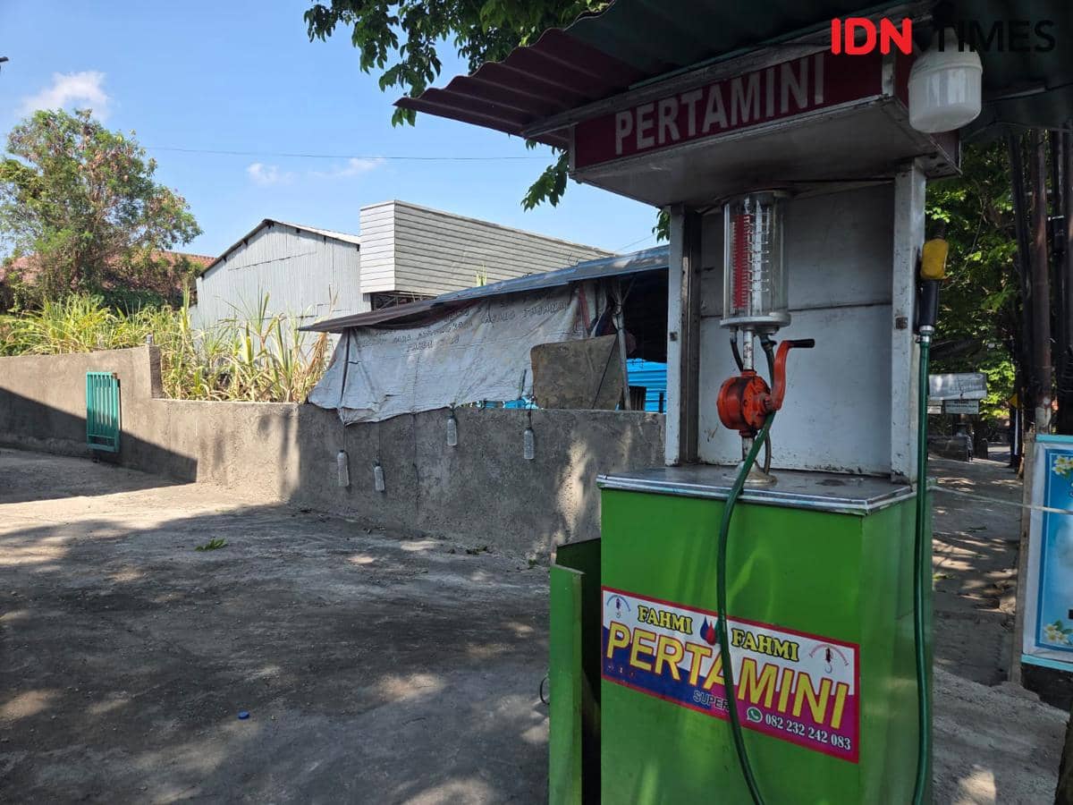 Penjual BBM eceran melayani pembeli di Tabanan