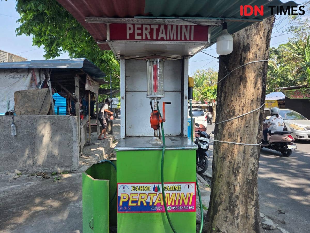Pengendara sepeda motor antre BBM di warung eceran Tabanan