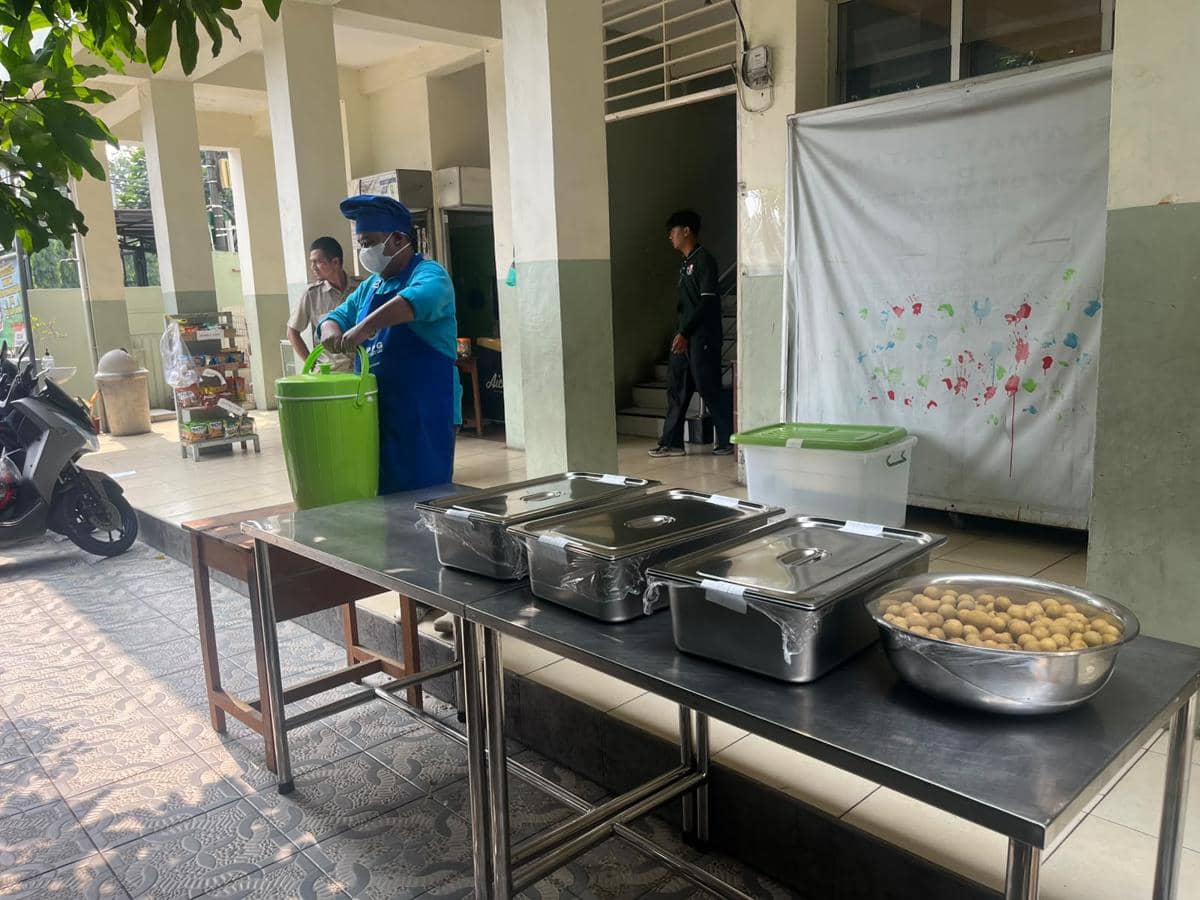 Sajian prasmanan program Makan Bergizi Gratis (MBG) yang disiapkan bagi siswa SDN Cibalagung 5 di Kota Bogor.