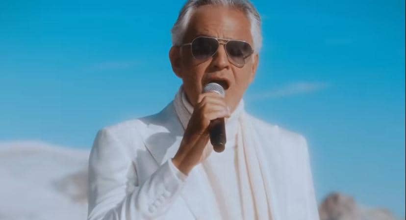 Potret Andrea Bocelli dari unggahan akun Instagram Shoemakerlive, dengan wajahnya menghadap kamera dari dekat.