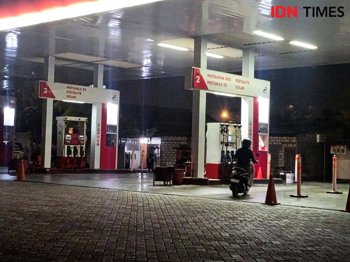 Papan informasi di SPBU Kota Kupang yang tutup sementara karena kehabisan stok bahan bakar minyak.