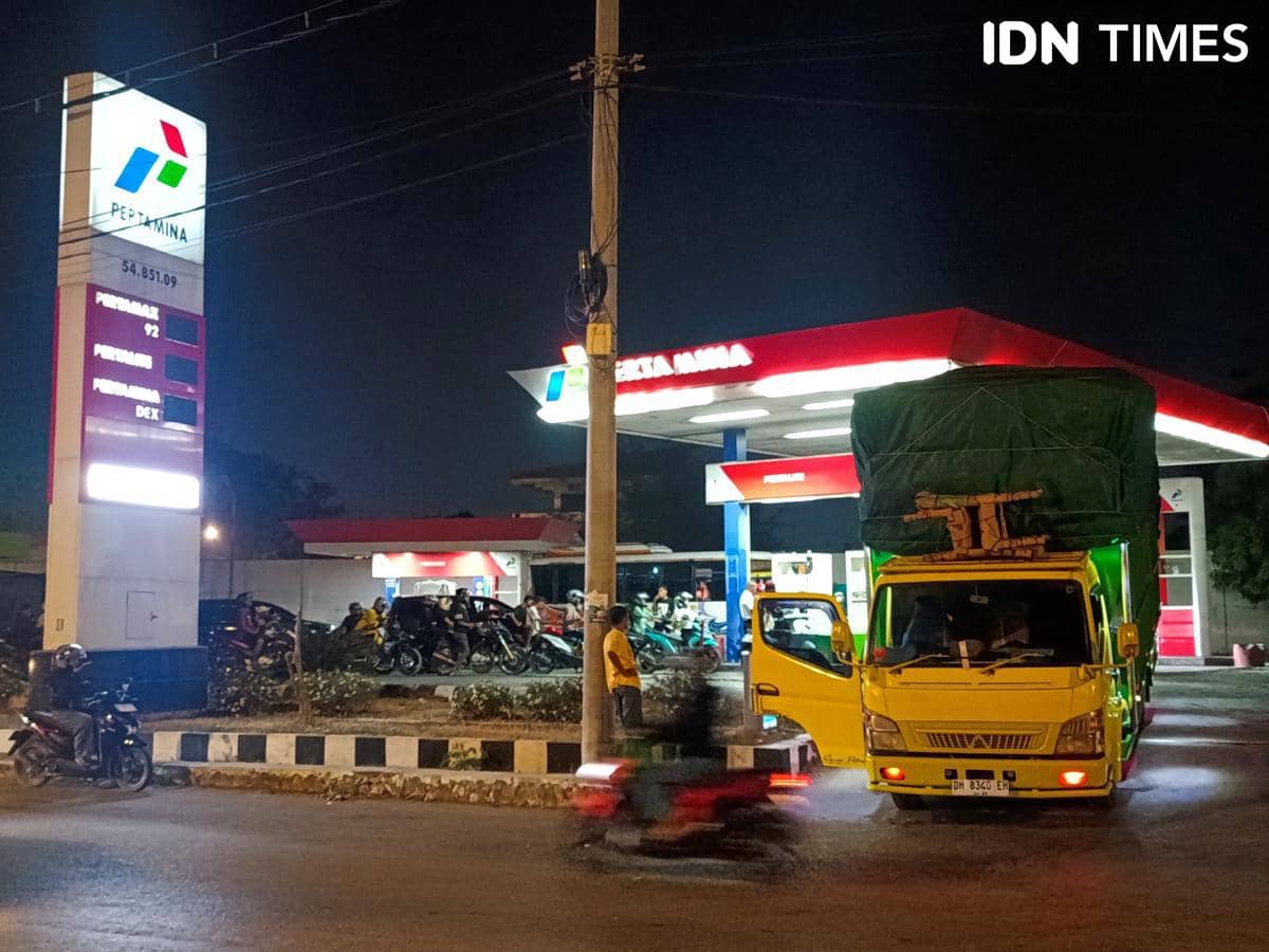 Deretan kendaraan mengantre di SPBU Kota Kupang ketika stok bahan bakar minyak menipis, terlihat pada sore hari.