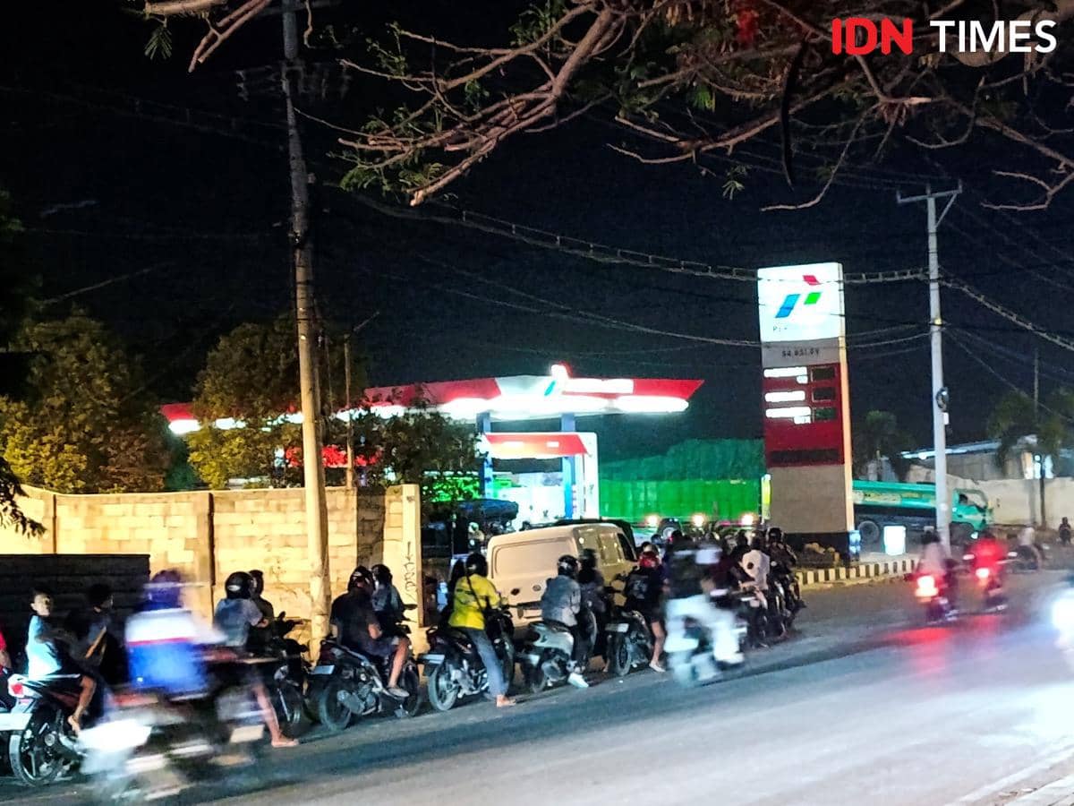 Deretan mobil mengantre di sebuah SPBU di Kota Kupang ketika persediaan bahan bakar minyak mulai menipis.