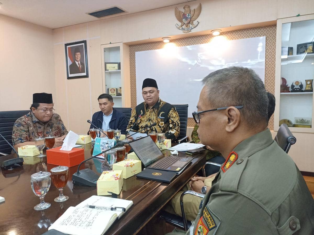 Pimpinan DPRD Jawa Tengah berbicara dan menjelaskan informasi kepada warga Brebes Selatan dalam pertemuan.