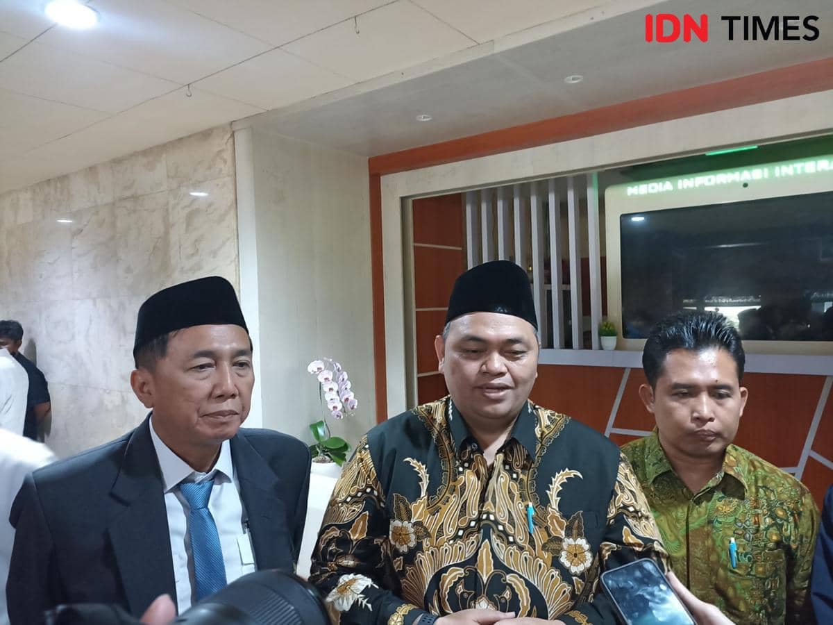 Iwanudin Iskandar, Naryoko, dan Sarif Abdillah berdiri bersama saat menemui wartawan di Jawa Tengah di hadapan media.