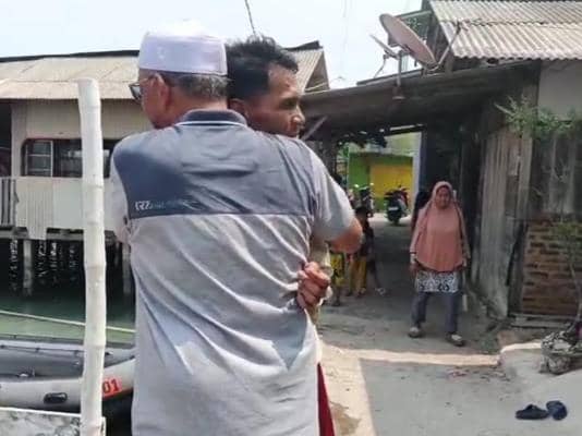 Petugas mengevakuasi Dedi Rustana Siregar (38), pria Cilegon sempat melompat ke laut di kawasan Dermaga 7 Eksekutif Pelabuhan Bakauheni