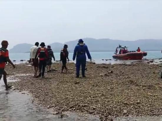 Petugas mengevakuasi Dedi Rustana Siregar (38), pria Cilegon sempat melompat ke laut di kawasan Dermaga 7 Eksekutif Pelabuhan Bakauheni