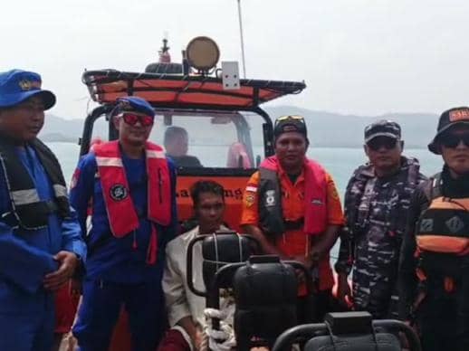 Petugas mengevakuasi Dedi Rustana Siregar (38), pria Cilegon sempat melompat ke laut di kawasan Dermaga 7 Eksekutif Pelabuhan Bakauheni