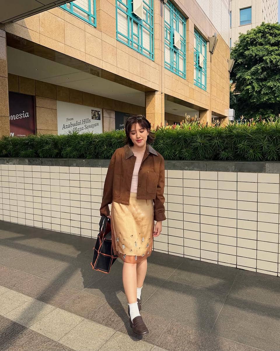 gaya outfit bernuansa earth tone ala Ify Alyssa