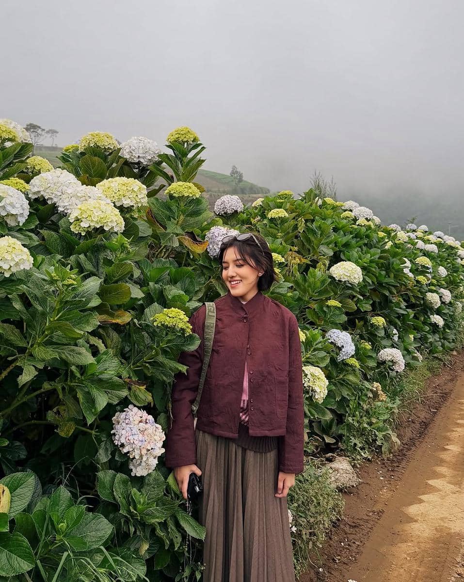 gaya outfit bernuansa earth tone ala Ify Alyssa