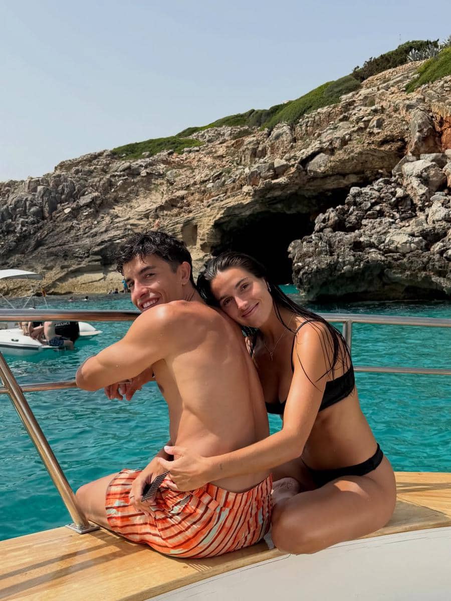 Marc Márquez berpose santai di luar sirkuit, memperlihatkan pesonanya dalam unggahan pribadi di Instagram.