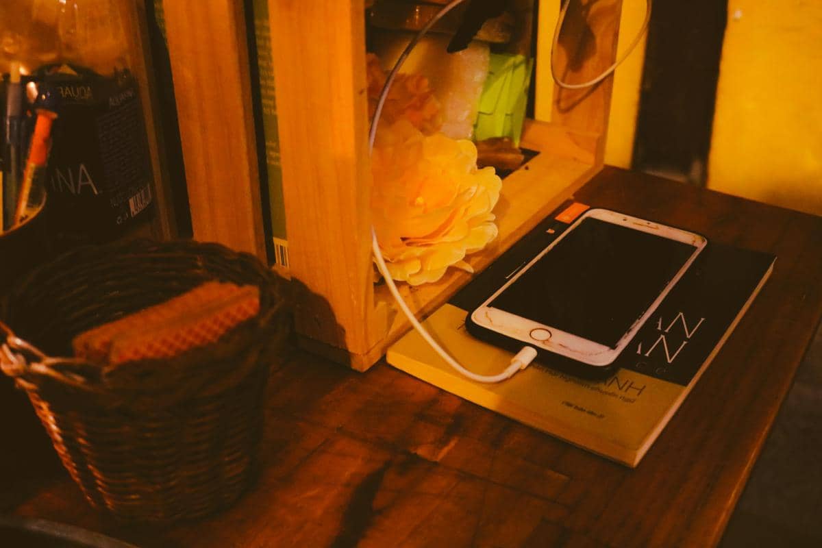 Perbedaan Pengecasan iPhone dan HP Android, Lain Tata Cara