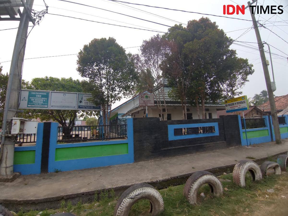 Halaman dan bangunan SDN 9 Penukal tampak lengang saat siswa serta tenaga pendidik menerapkan PJJ akibat kabut asap.