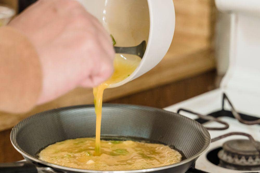 ilustrasi memasak telur