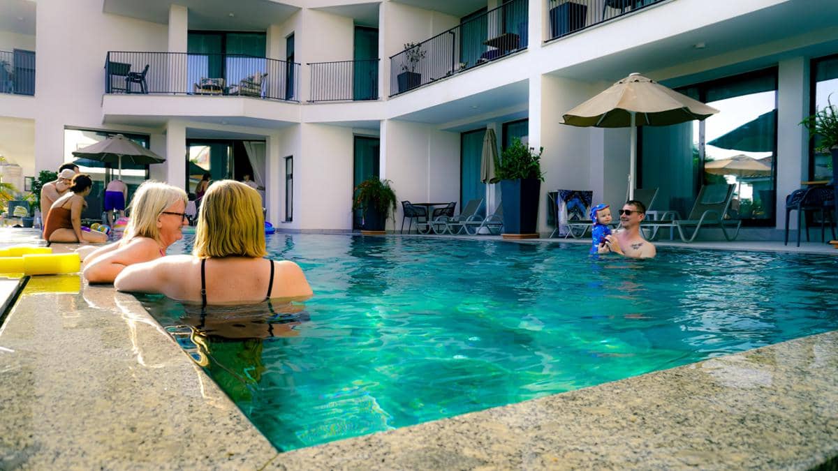 ilustrasi kolam renang hotel