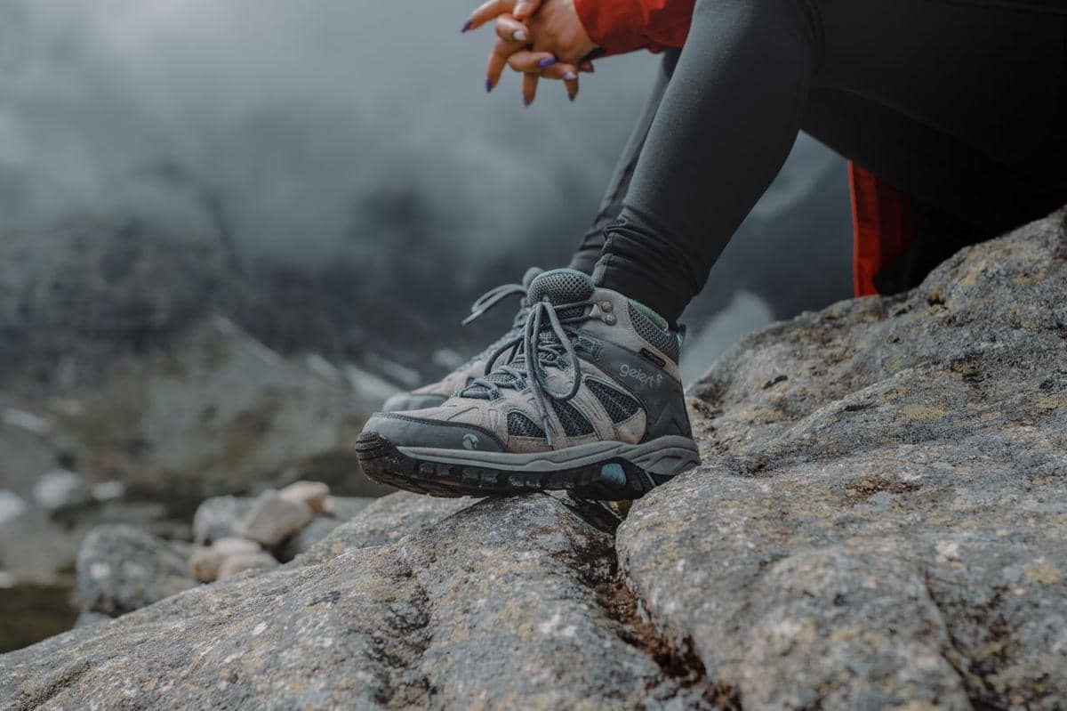 5 Risiko Menggunakan Sepatu Hiking Baru Tanpa Break-In saat Mendaki
