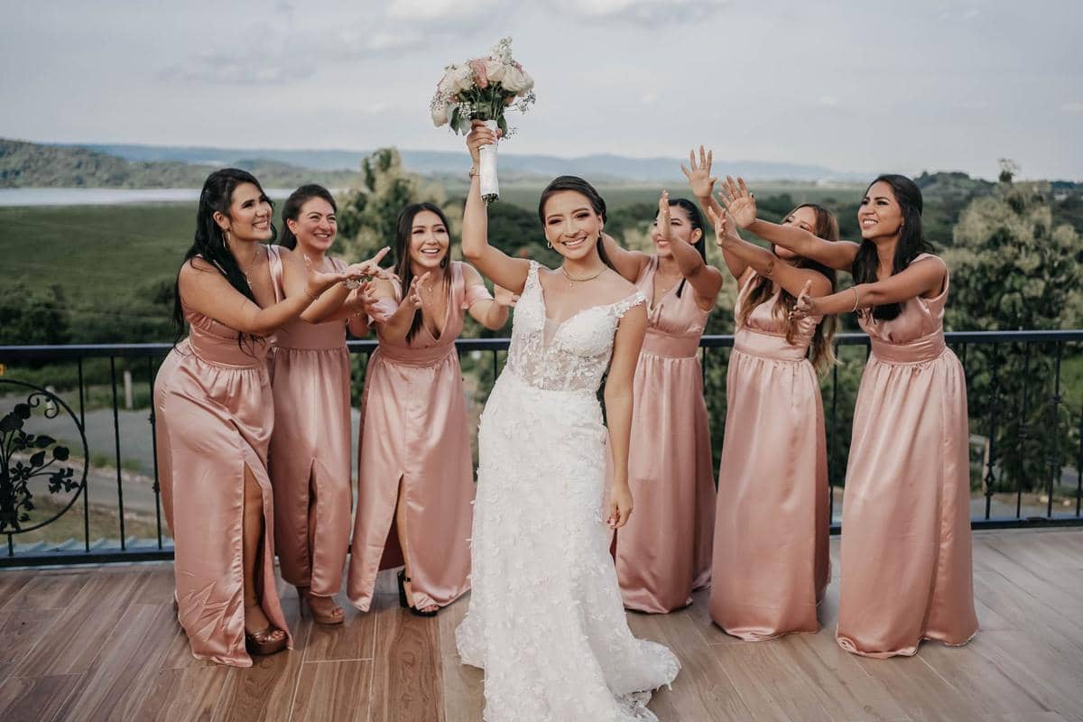 Pengantin dan bridesmaid.