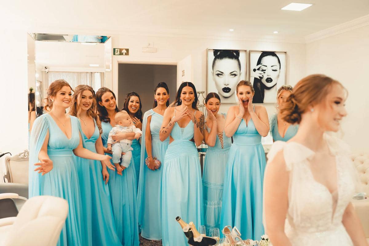 Bridesmaid dan pengantin.