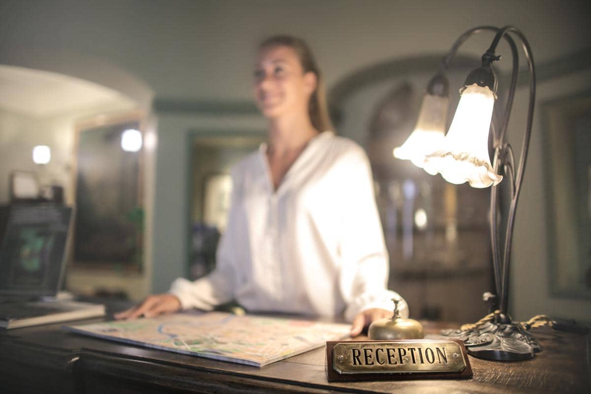 ilustrasi resepsionis hotel