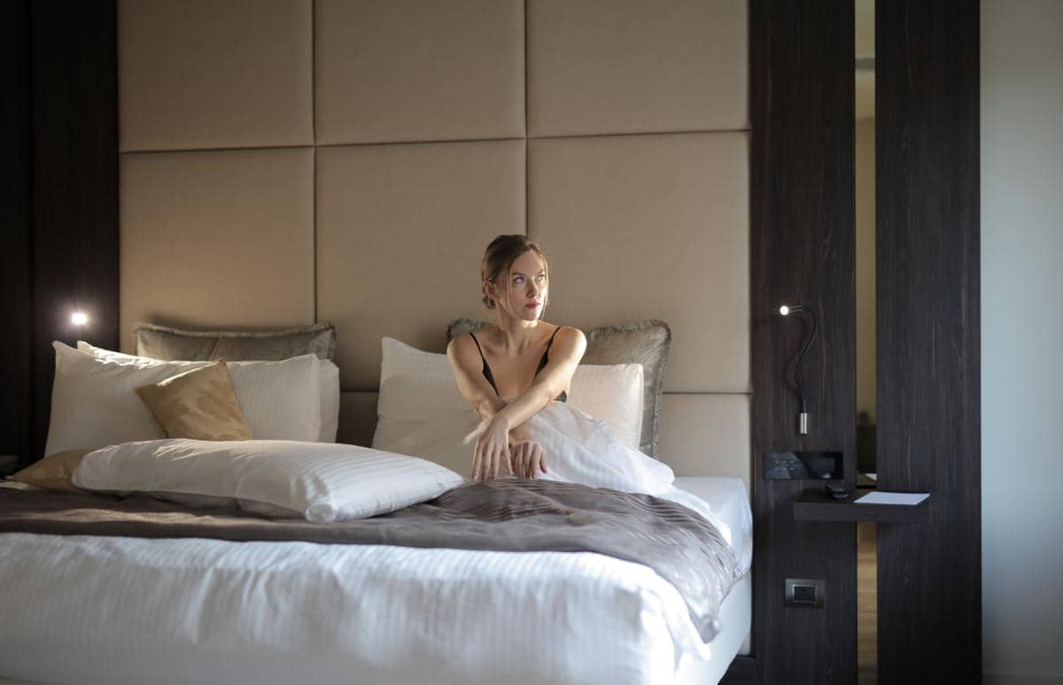 ilustrasi istirahat di hotel