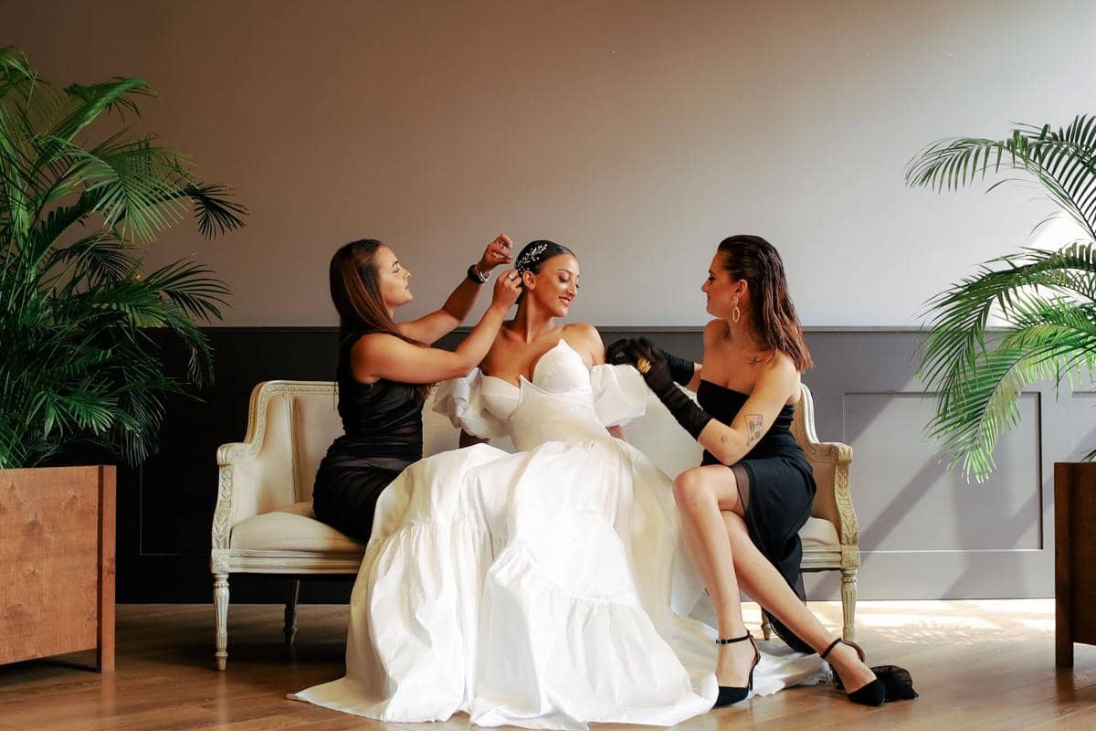 Pengantin dan bridesmaid.