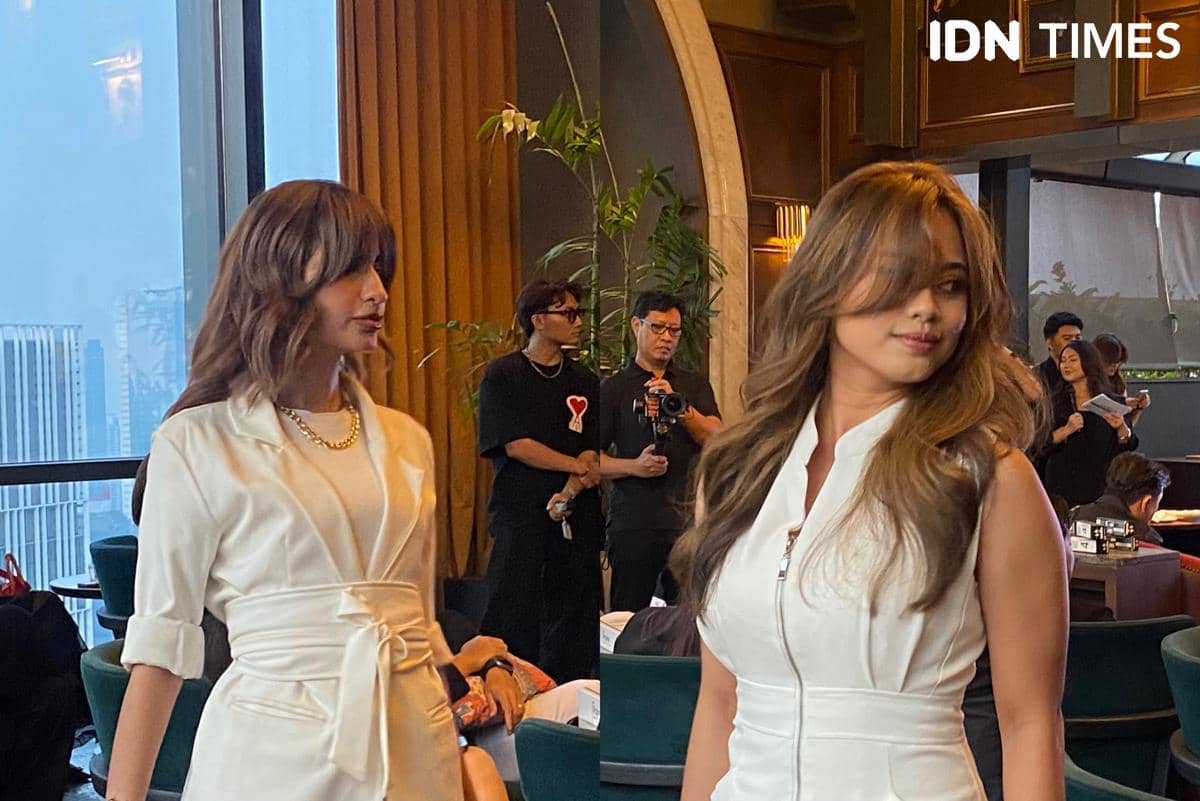 Rambut panjang bergelombang dengan hasil pewarnaan teknik Contour Lights yang memberi dimensi warna pada helaian rambut.