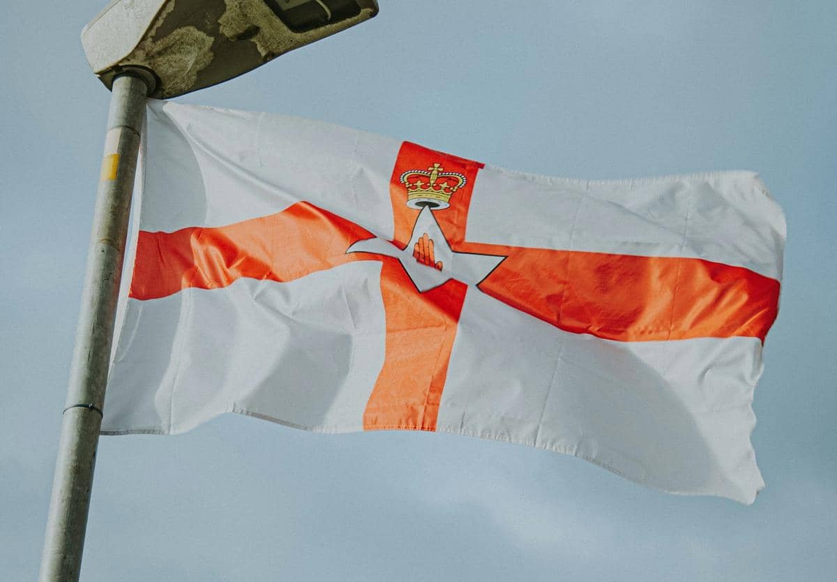 Inggris Larang Parade Protestan di Permukiman Katolik Irlandia Utara 