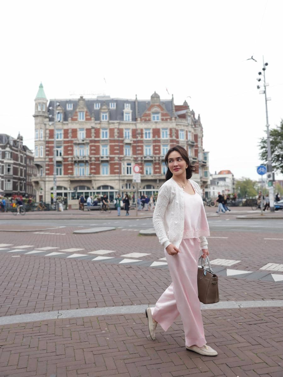 Shandy Aulia dan Claire liburan musim gugur di Eropa