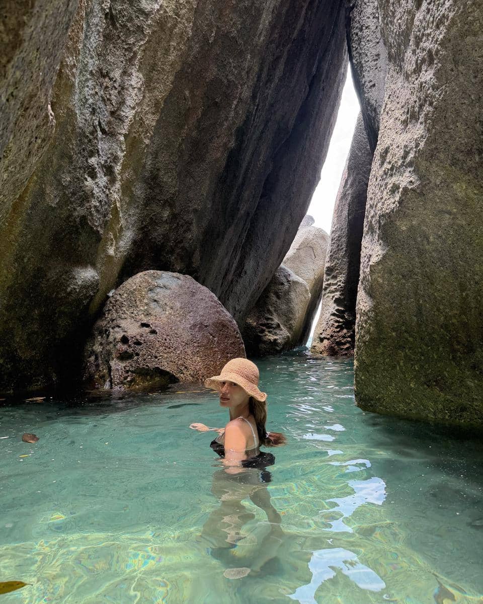 Keluarga Yasmine Wildblood liburan di Pulau Lengkuas, Belitung