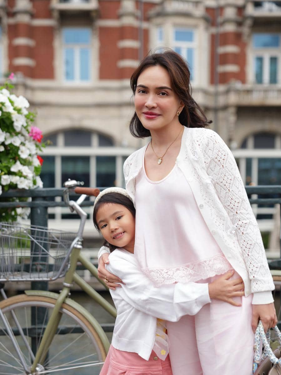 Shandy Aulia dan Claire liburan musim gugur di Eropa